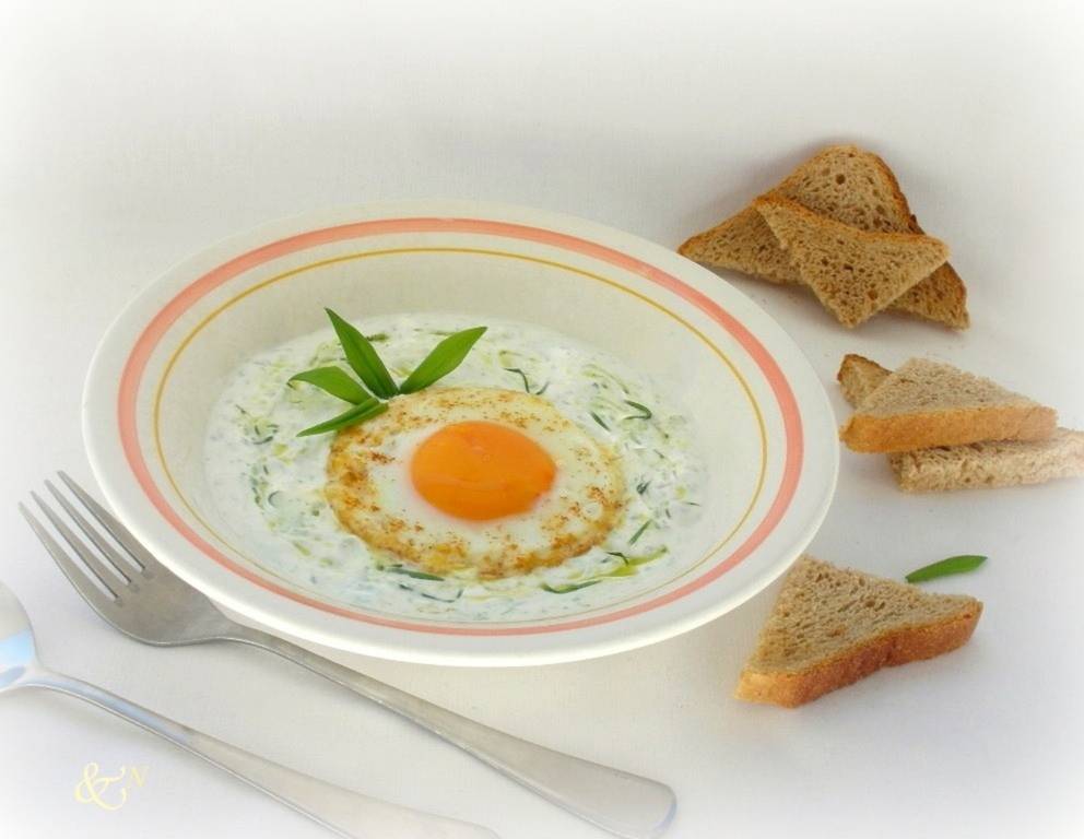 Spiegeleier an Bärlauch-Joghurtsauce Spiegeleier an Bärlauch-Joghurtsauce