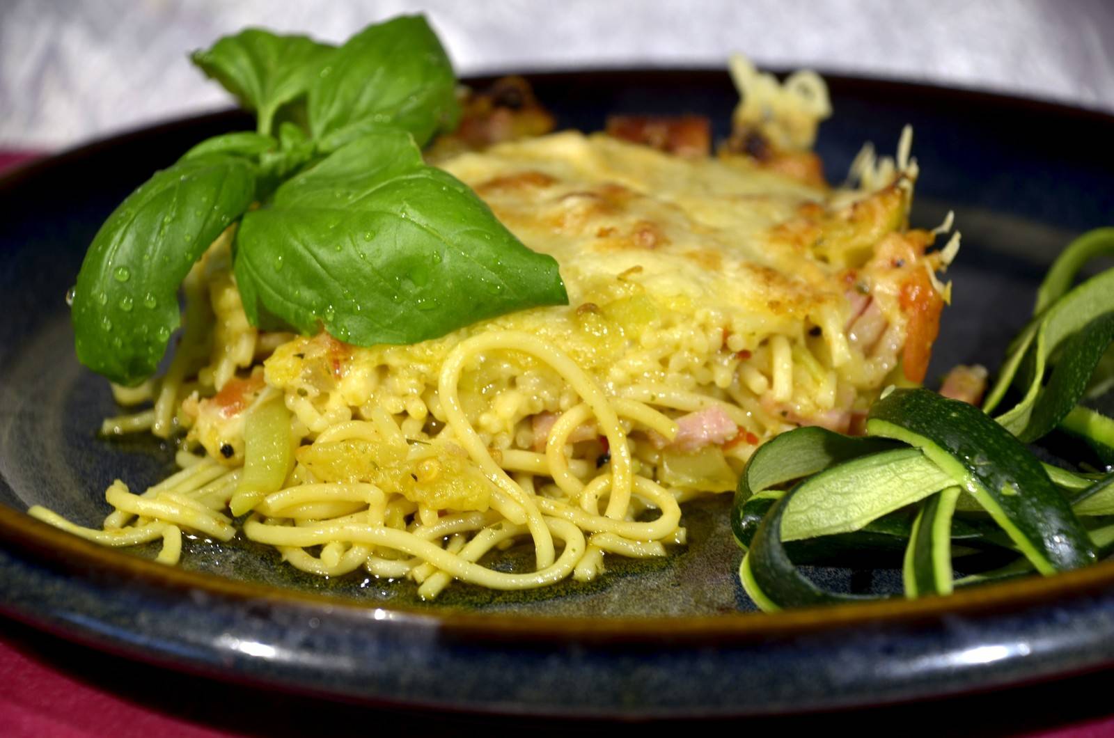 Spaghettiauflauf mit Zucchini, Schinken und Paradeiser