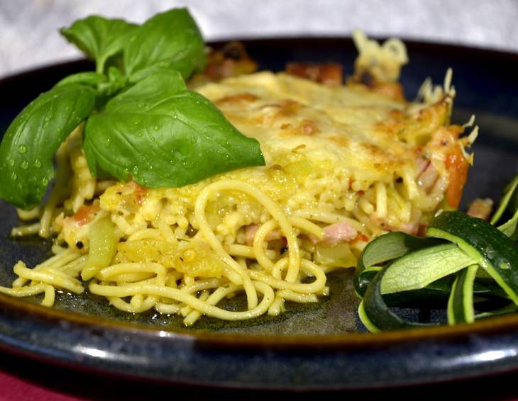 Spaghettiauflauf mit Zucchini, Schinken und Paradeiser