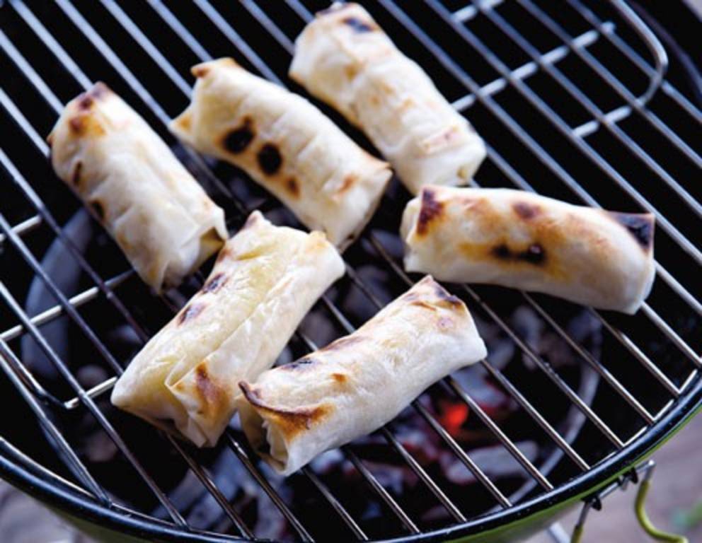 Gegrillte Bananen-Frühlingsrollen mit Kokosobers Gegrillte Bananen-Frühlingsrollen mit Kokosobers