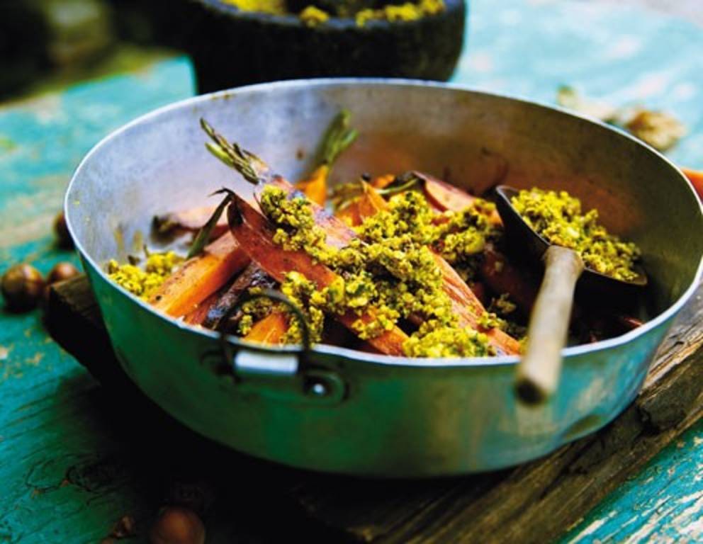 Gegrillte Karotten mit Haselnuss-Basilikum-Bröseln Gegrillte Karotten mit Haselnuss-Basilikum-Bröseln