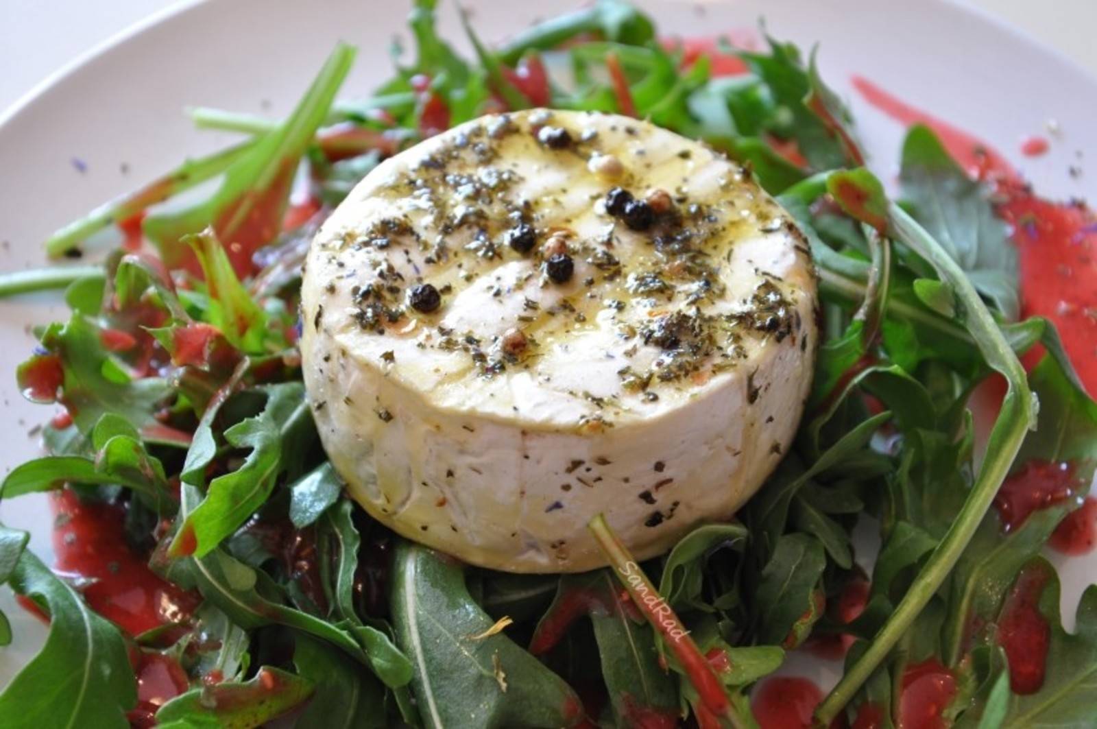 Camembert im Rohr auf Rucola mit Himbeerdressing Rezept - ichkoche.de