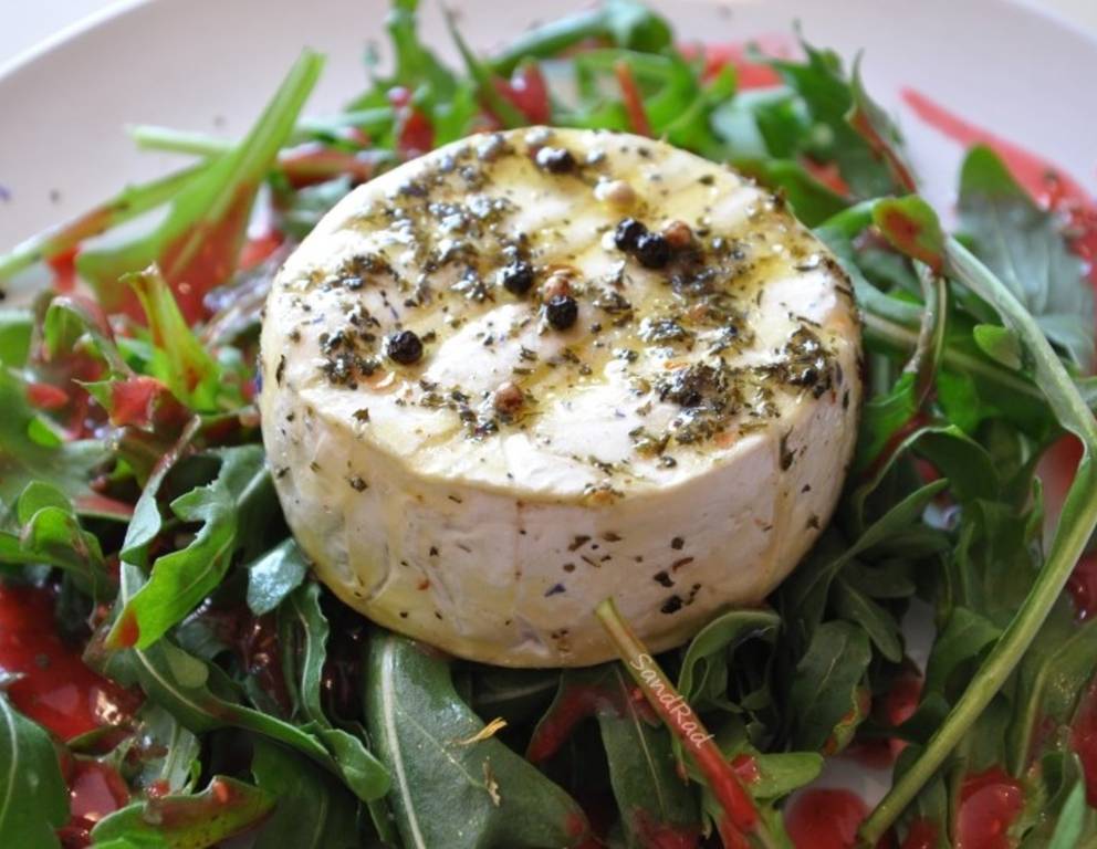 Camembert im Rohr auf Rucola mit Himbeerdressing Camembert im Rohr auf Rucola mit Himbeerdressing
