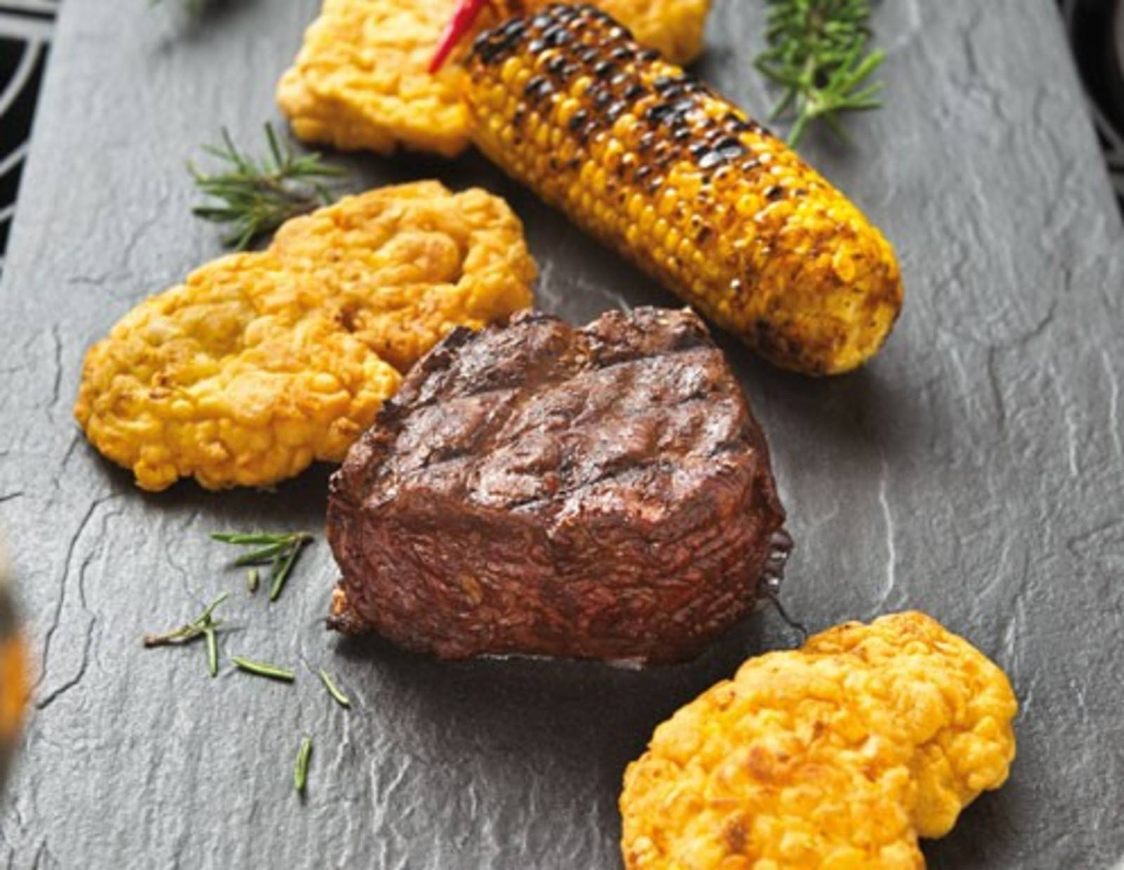 Bisonsteak mit Maiskuchen und Maiskolben Rezept