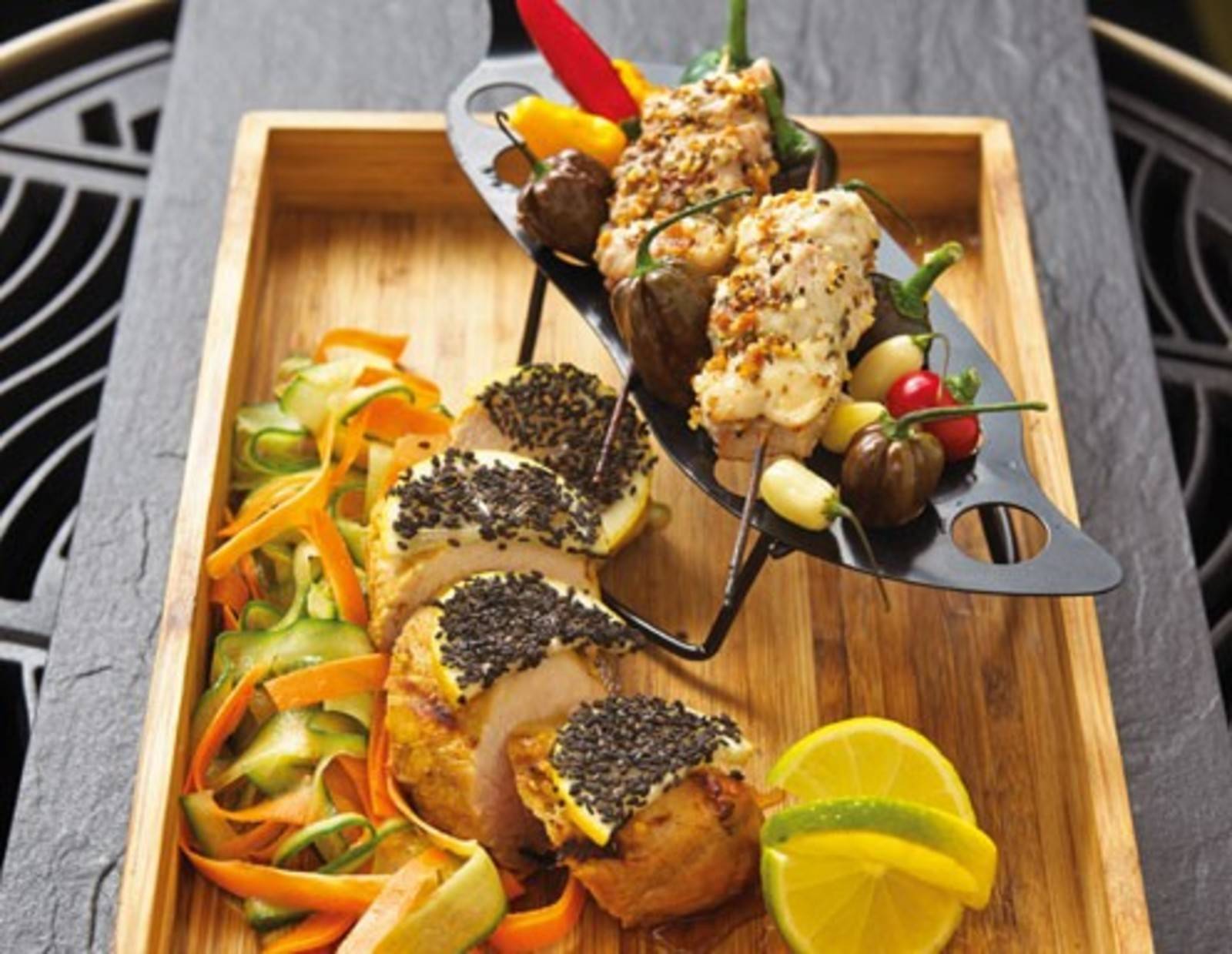 Krokodil-Steak mit Gurken-Karotten-Salat Rezept