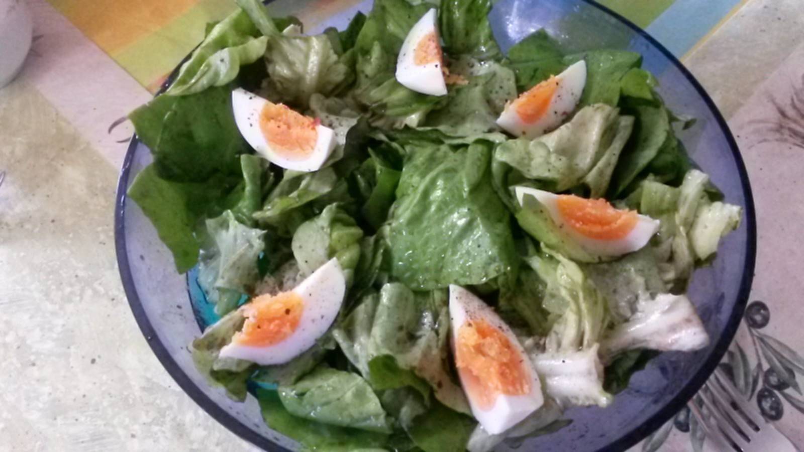 Blattsalat mit Ei