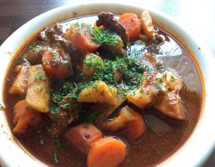 Rindsgulasch mit Karotten Rindsgulasch mit Karotten