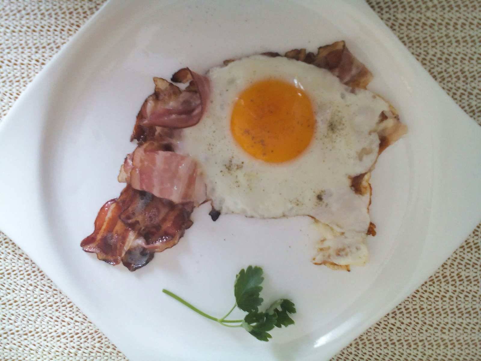 Gebratener Speck mit Spiegelei