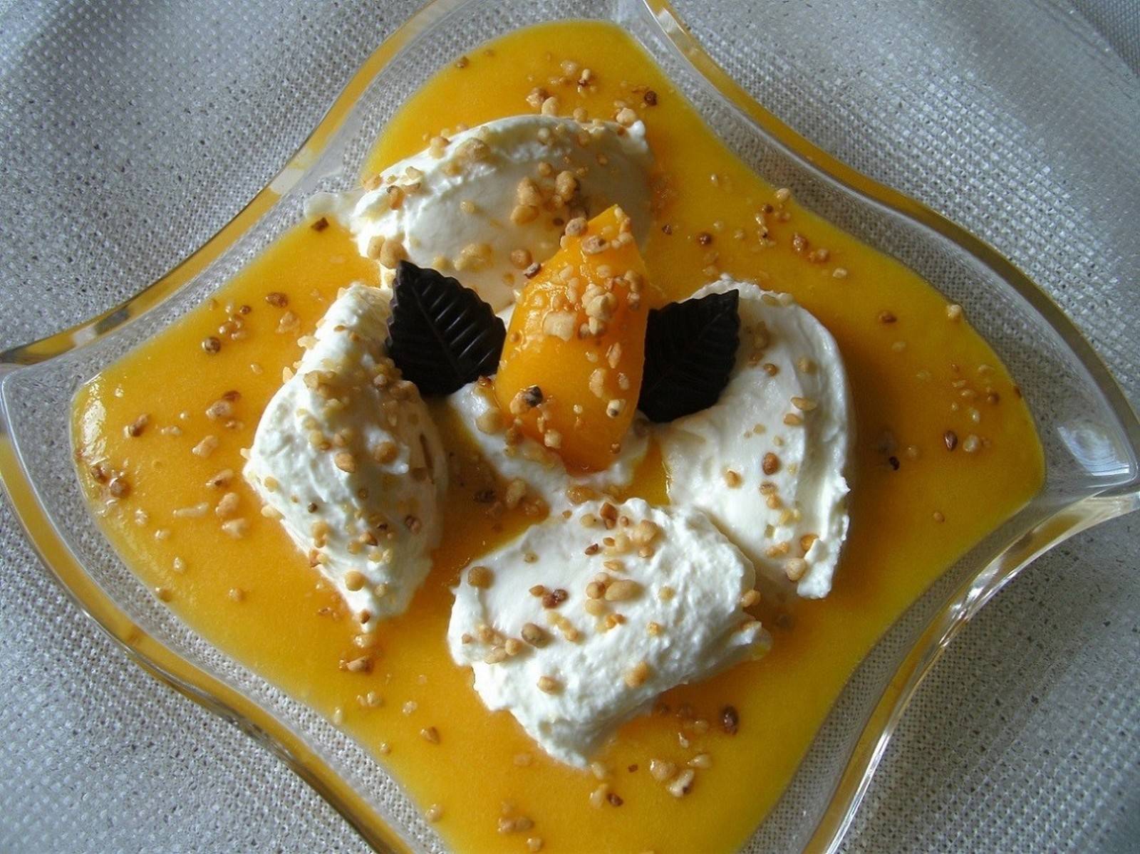 Topfen-Mascarpone-Nockerl auf Pfirsichsauce