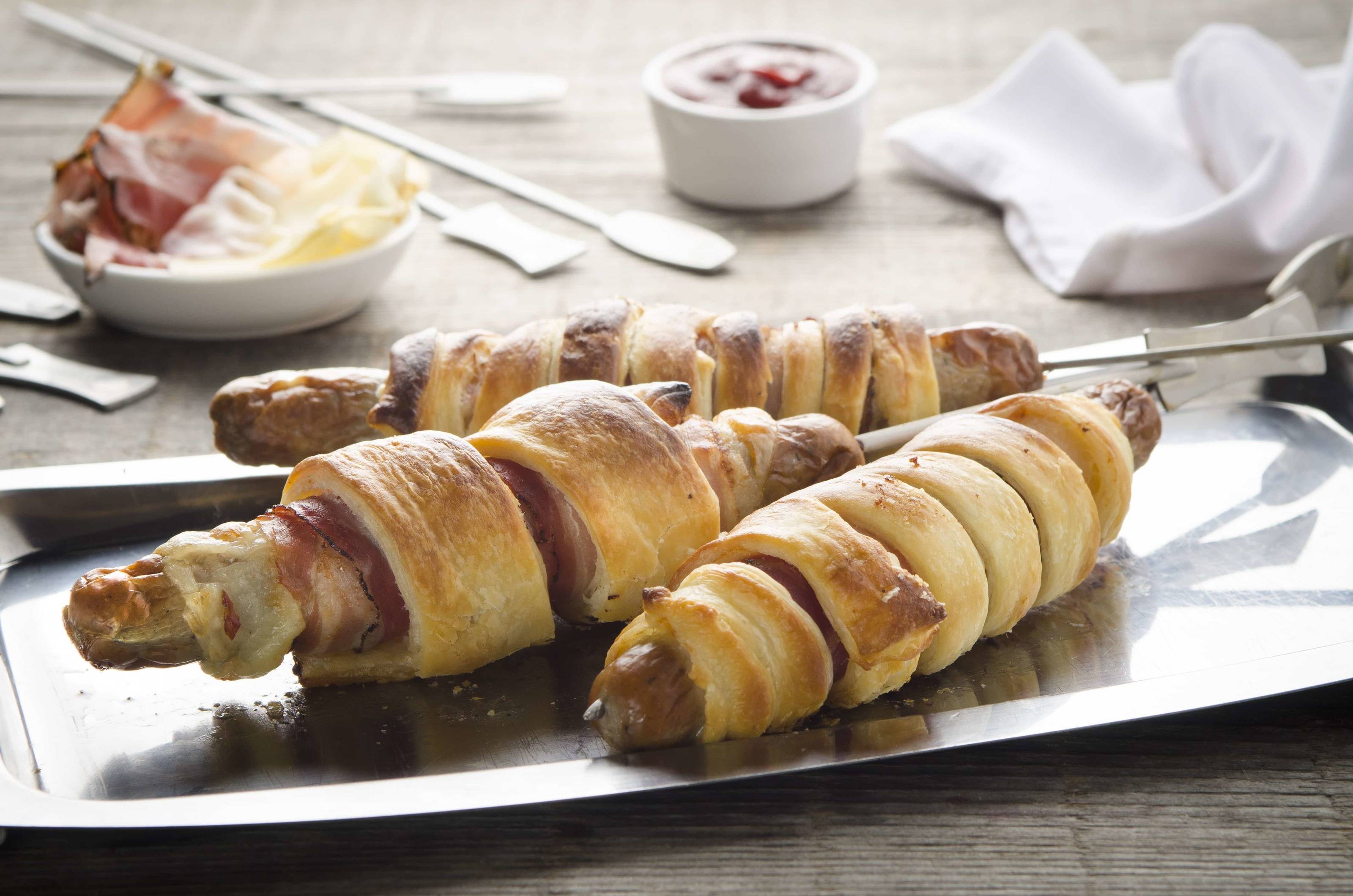 Würstel im Blätterteig mit Käse und Speck Rezept