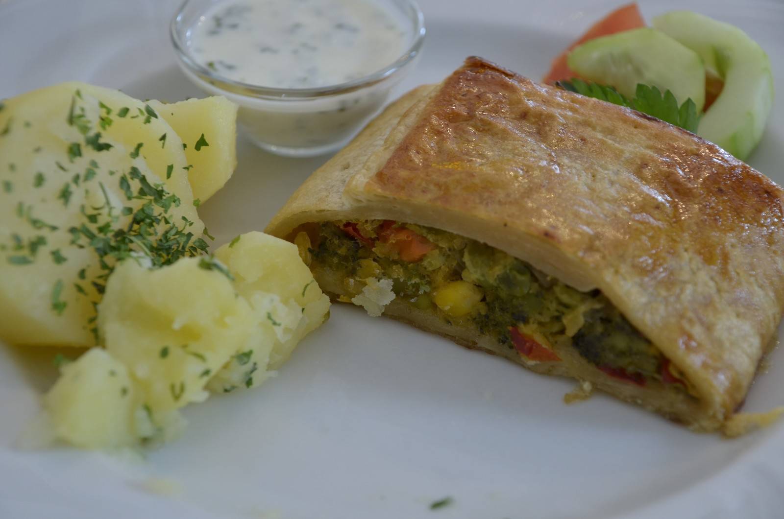 Gemüsestrudel mit Schnittlauchrahm