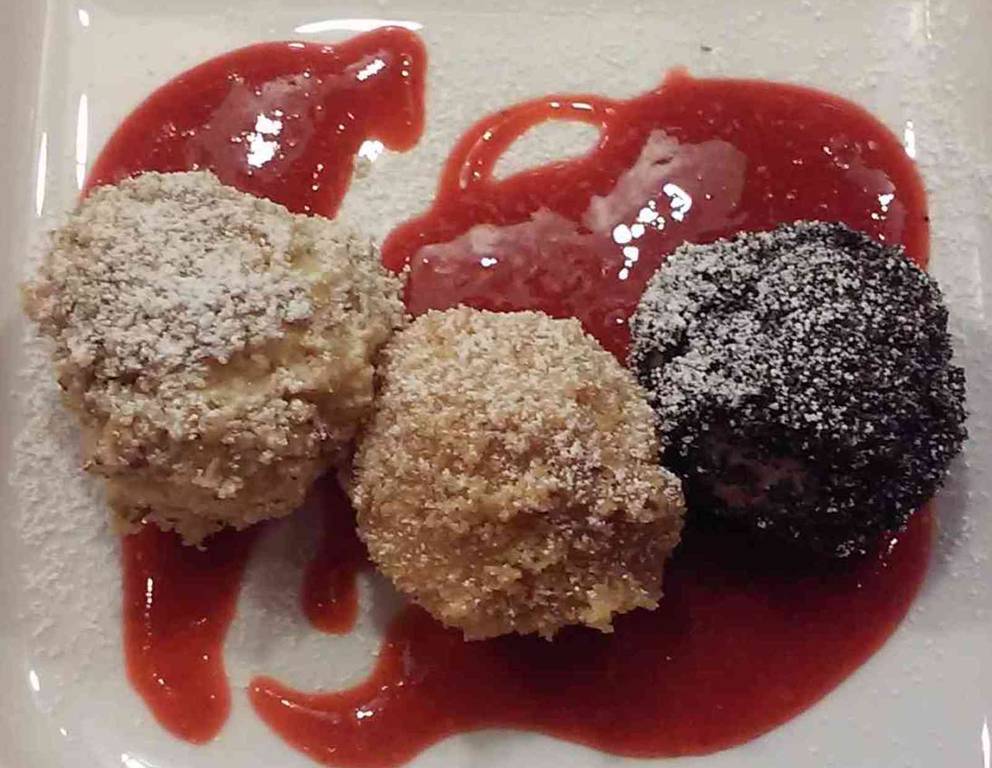 Dreierlei Topfenknödel auf Erdbeerspiegel Dreierlei Topfenknödel auf Erdbeerspiegel