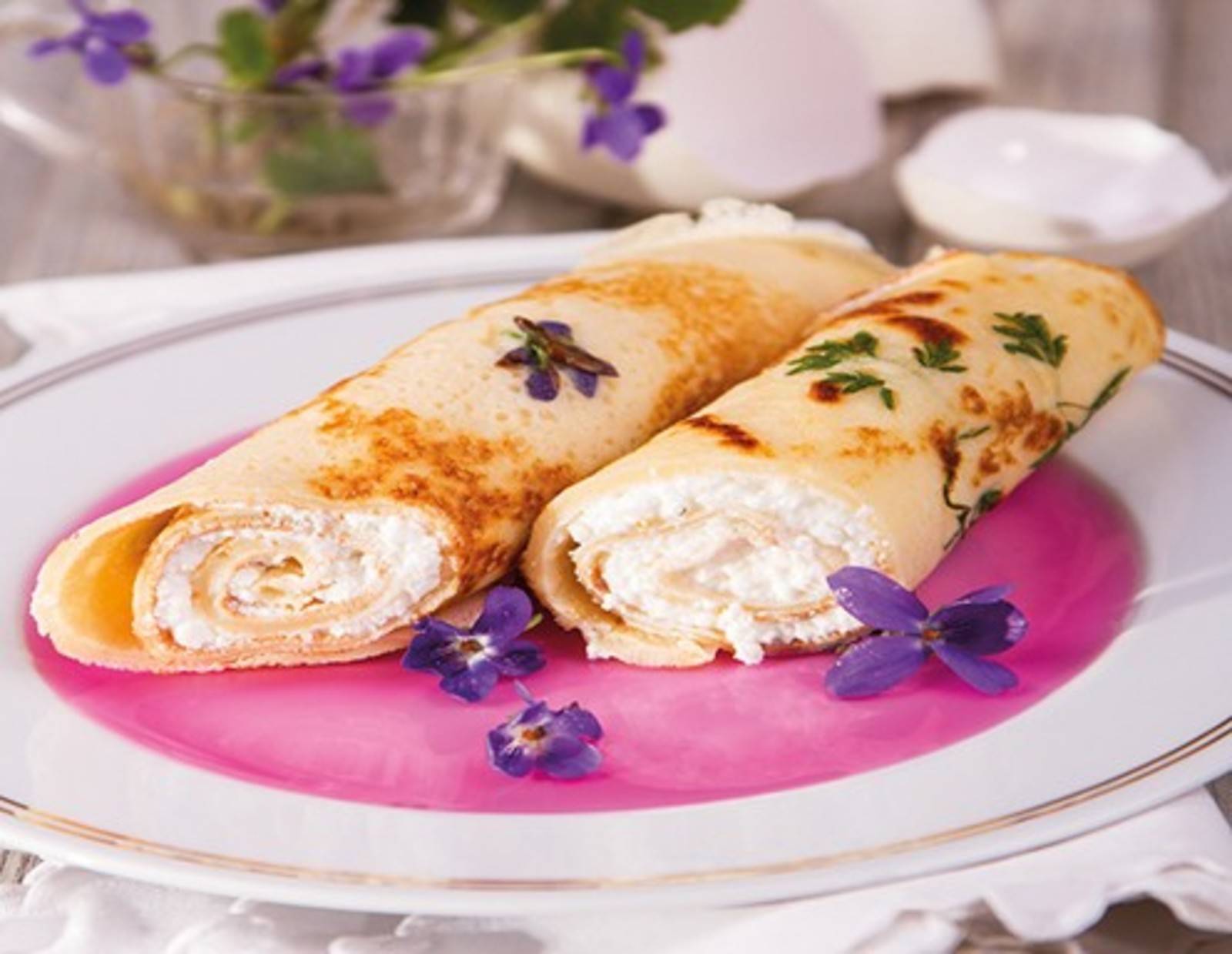 Veilchen-Pfannkuchen mit Veilchensirup