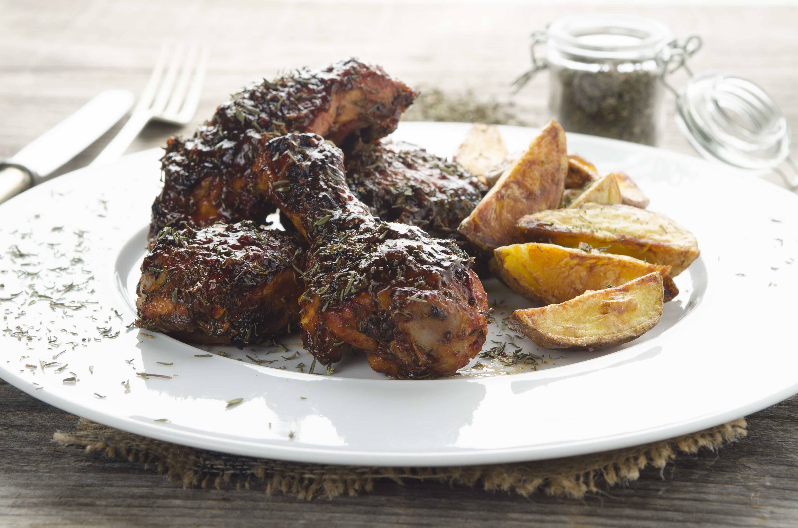 Hühnerkeulen mit Thymian-Marinade und Potato Wedges