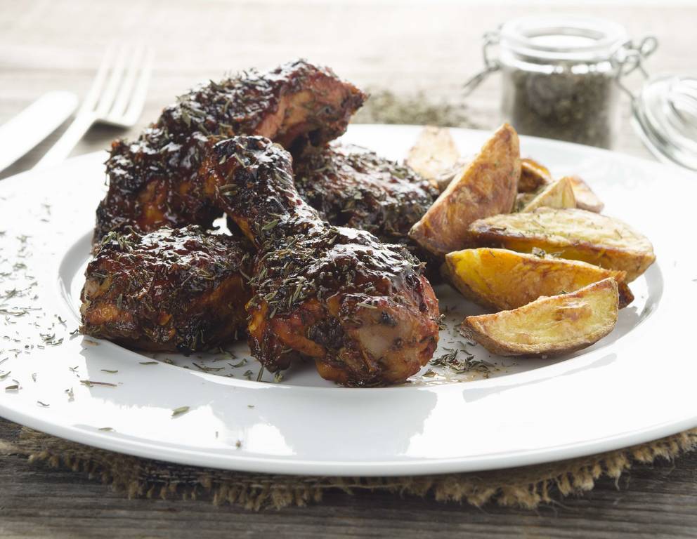 Hühnerkeulen mit Thymian-Marinade und Potato Wedges Hühnerkeulen mit Thymian-Marinade und Potato Wedges