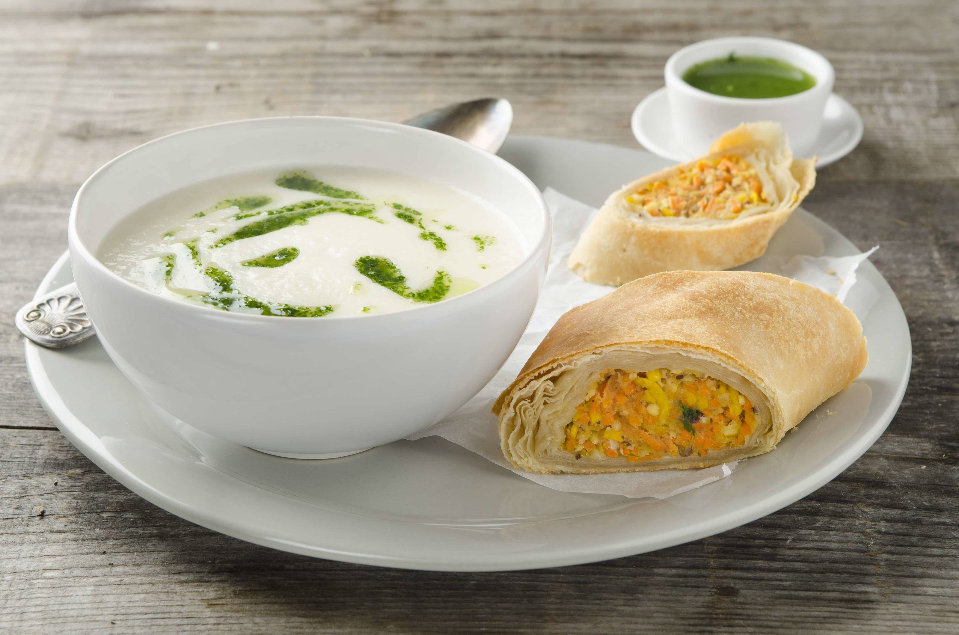 Selleriecremesuppe mit Wurzelgemüsestrudel