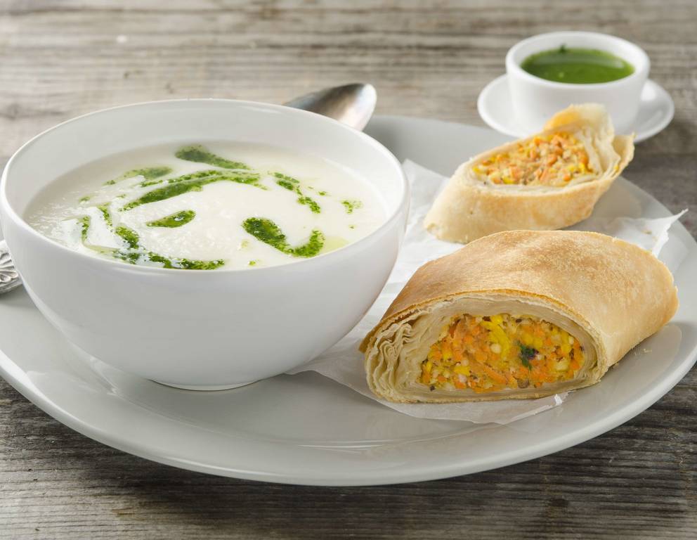 Selleriecremesuppe mit Wurzelgemüsestrudel Selleriecremesuppe mit Wurzelgemüsestrudel