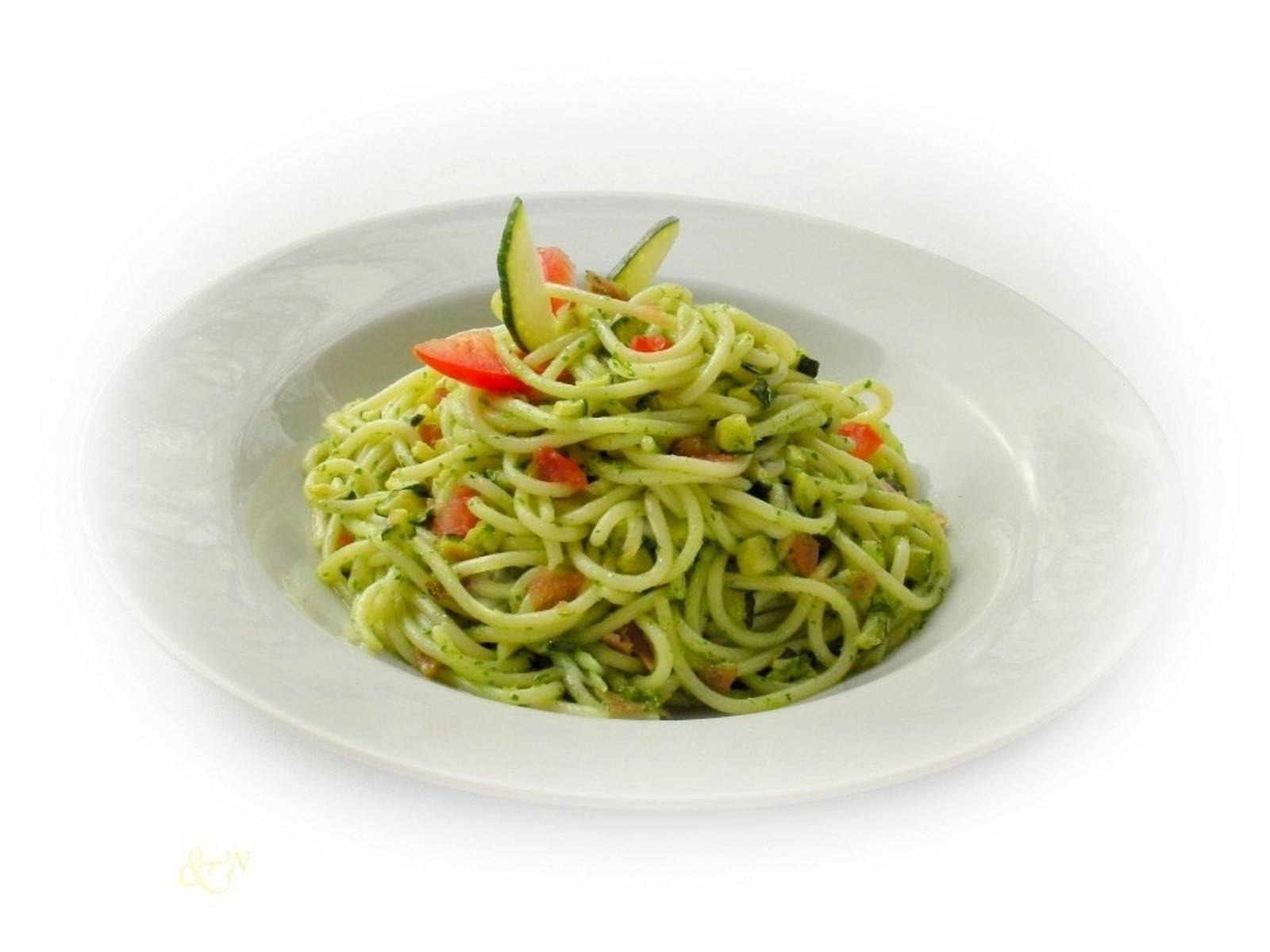 Spaghetti mit Zucchini und Basilikum-Pesto