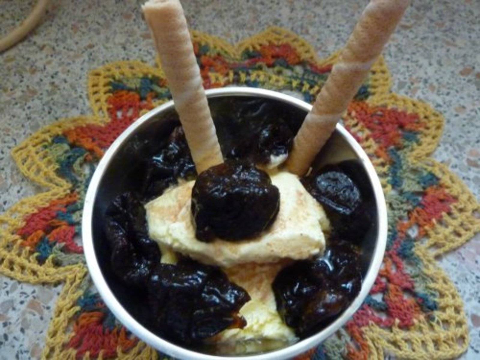 Dörrpflaumen mit Eis