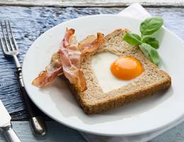 Herz-Toast mit Speck Herz-Toast mit Speck