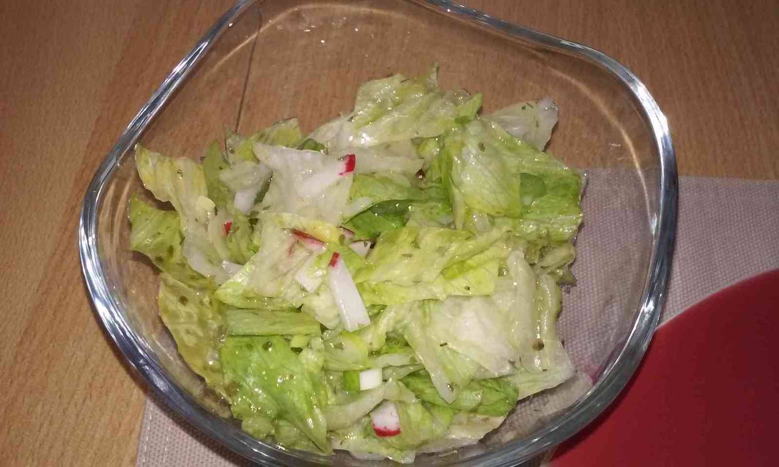 Eisbergsalat mit Radieschen