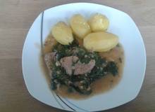 Kalbsschnitzel auf Blattspinat mit Pinienkernen und Kartoffeln Kalbsschnitzel auf Blattspinat mit Pinienkernen und Kartoffeln