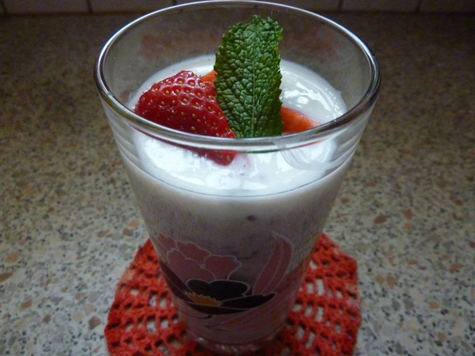 Erdbeer-Holunderblüten-Buttermilch Rezept - ichkoche.de Erdbeer-Holunderblüten-Buttermilch Rezept - ichkoche.de