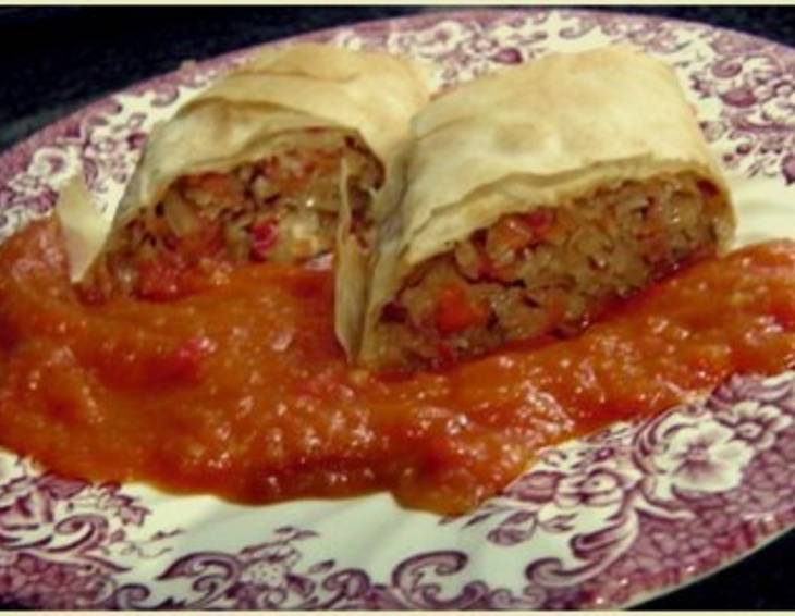 Frühkrautstrudel mit Paradeissoße Frühkrautstrudel mit Paradeissoße