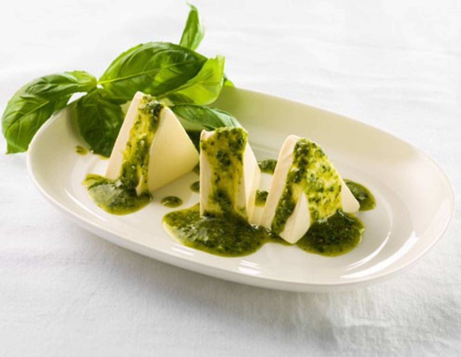 Frischkäsemousse mit Kräuterpesto Rezept - ichkoche.at Frischkäsemousse mit Kräuterpesto Rezept - ichkoche.at