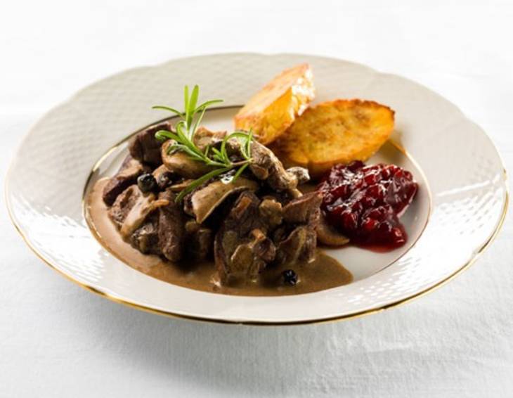 Wildgeschnetzeltes mit Serviettenschnitten und Preiselbeeren Wildgeschnetzeltes mit Serviettenschnitten und Preiselbeeren