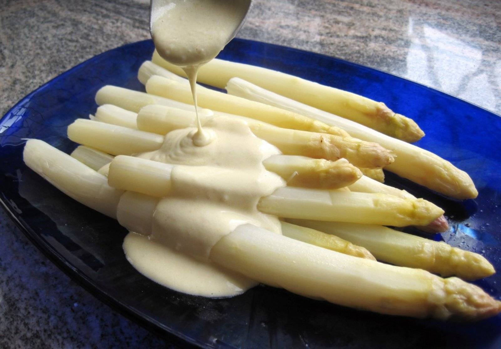 Spargel mit veganer Sauce Hollandaise Rezept - ichkoche.de