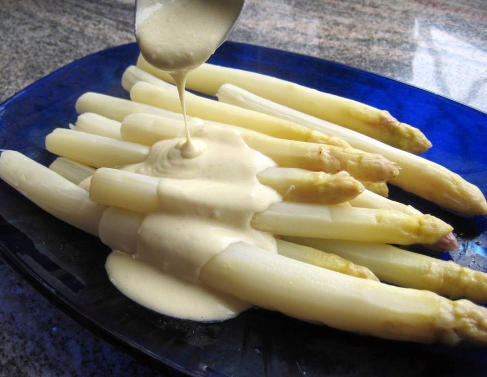 Spargel mit veganer Sauce Hollandaise Spargel mit veganer Sauce Hollandaise