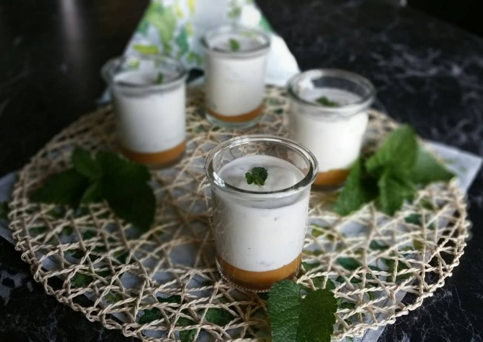 Buttermilch-Mousse mit Zitronenmelisse