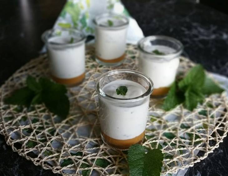 Buttermilch-Mousse mit Zitronenmelisse