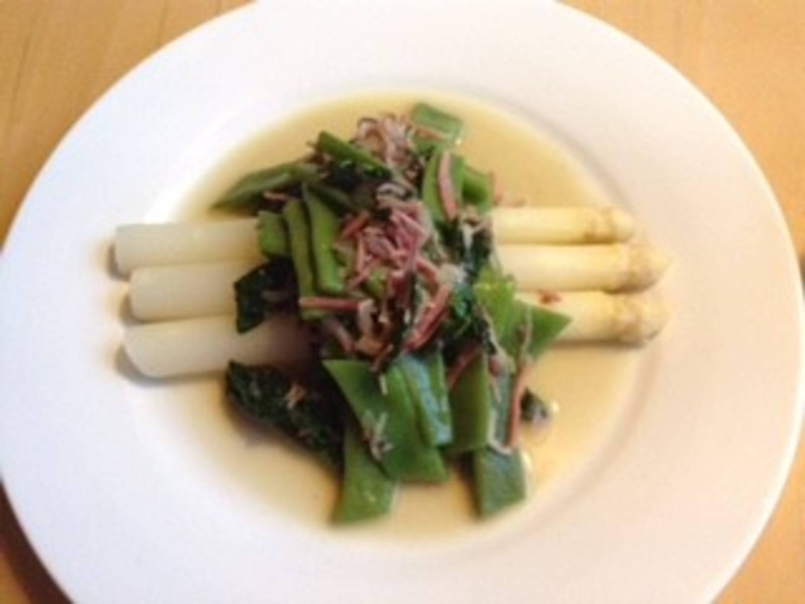 Spargel mit Bohnen-Blattspinat-Gemüse und Speck