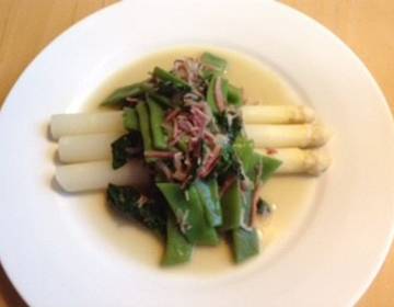 Spargel mit Bohnen-Blattspinat-Gemüse und Speck