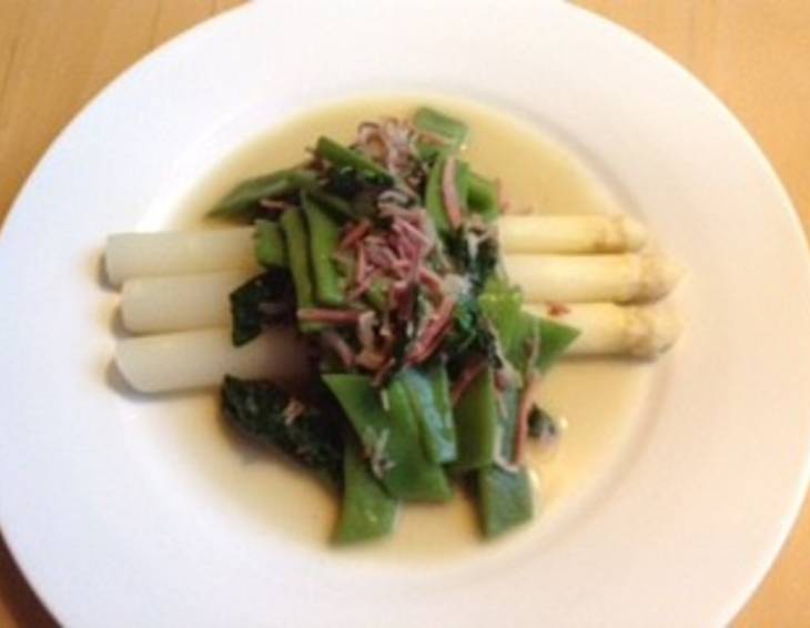Spargel mit Bohnen-Blattspinat-Gemüse und Speck