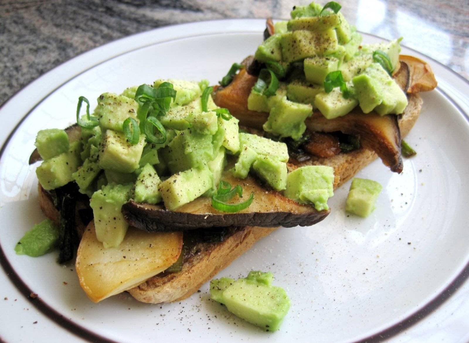 Toast mit gebratenen Kräuterseitlingen und Avocado