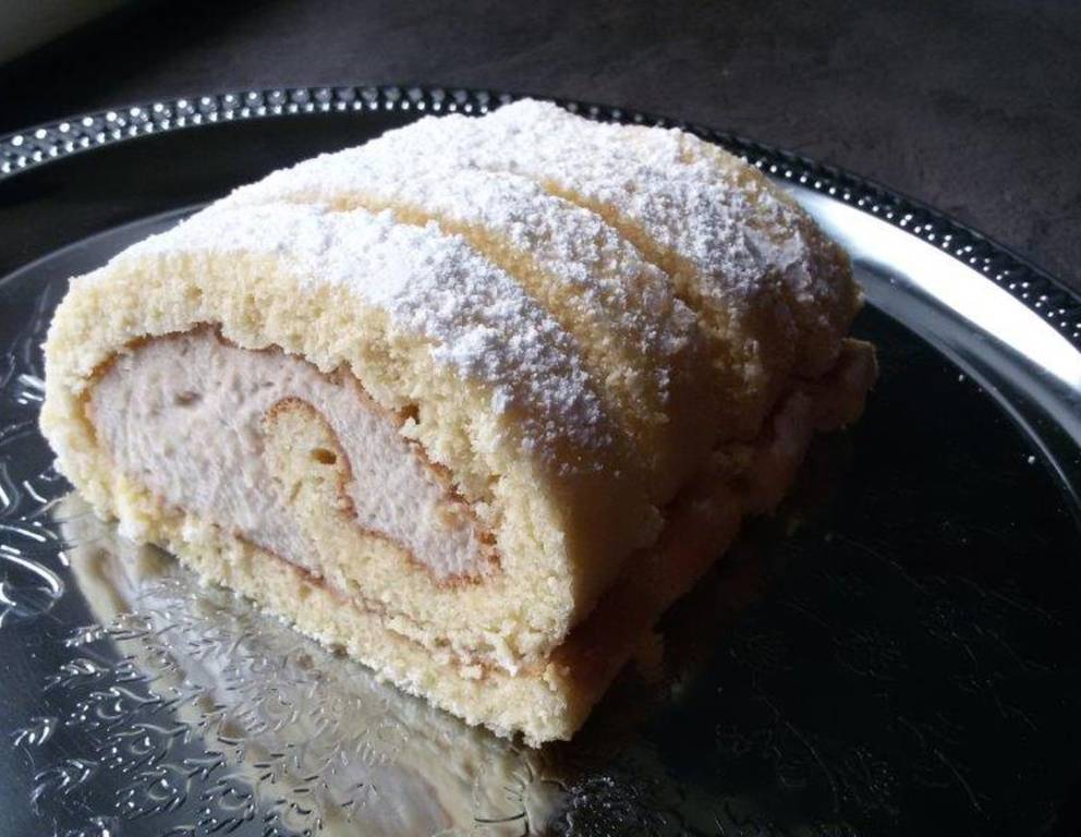 Biskuitroulade mit Bananen-Vanillecreme Biskuitroulade mit Bananen-Vanillecreme