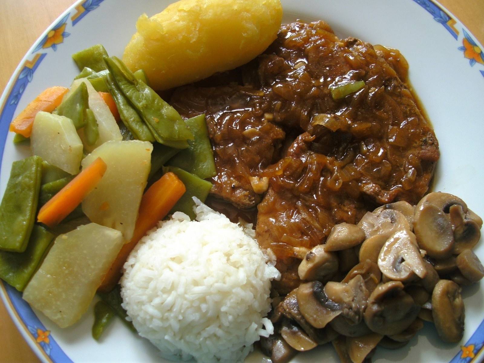 Kalbsschnitzel mit Gemüse und Champignons