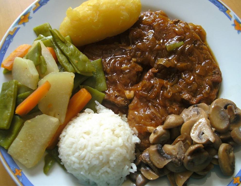 Kalbsschnitzel mit Gemüse und Champignons Kalbsschnitzel mit Gemüse und Champignons