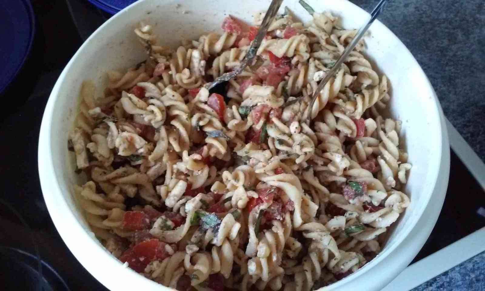 Nudelsalat mit Tomaten und Feta