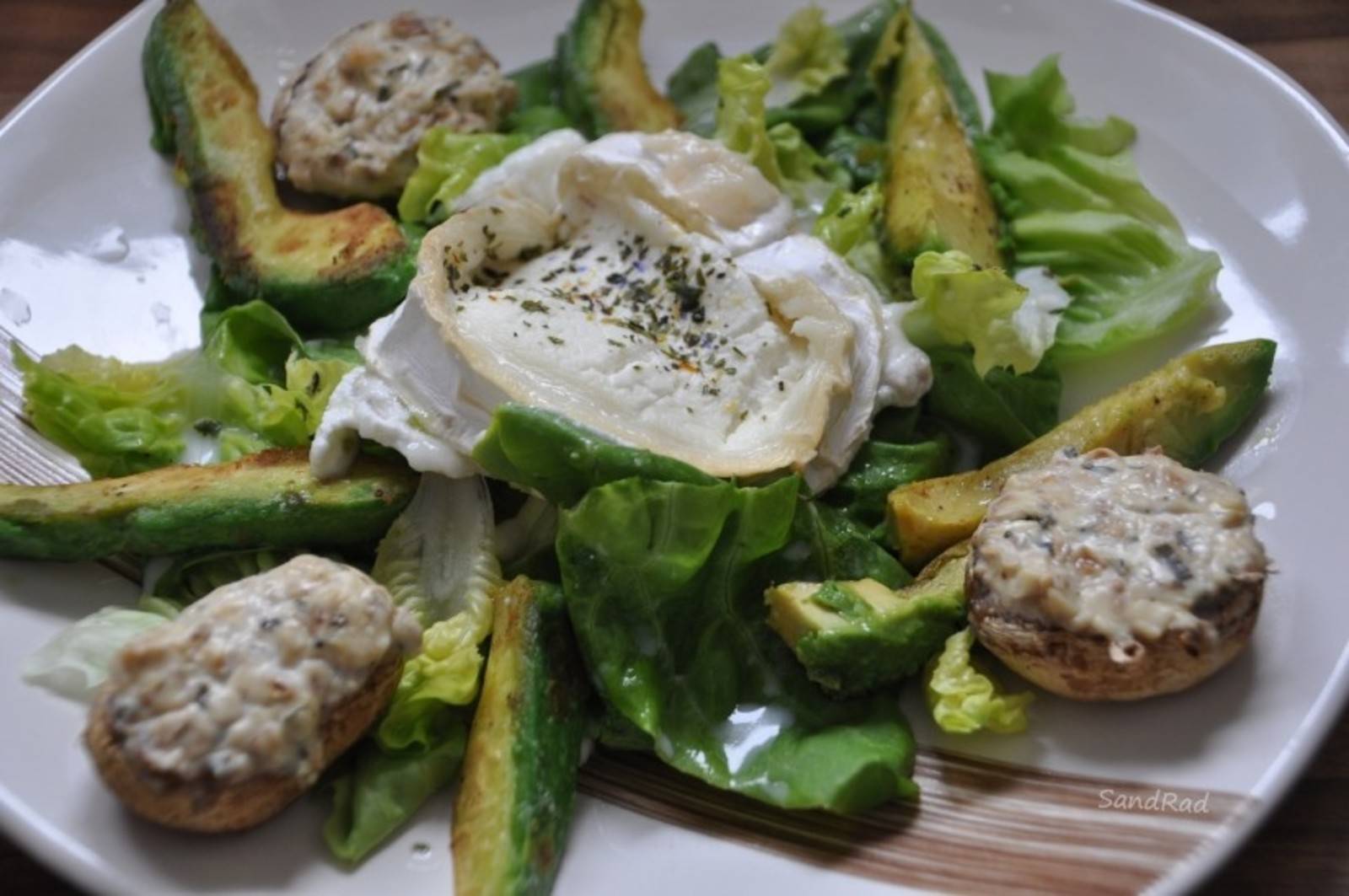 Ziegenkäse mit gefüllten Champignons auf Blattsalat Rezept - ichkoche.de