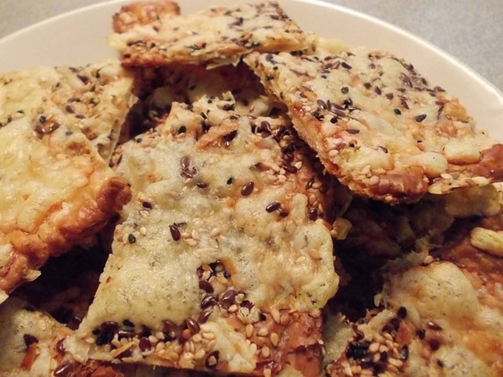 Blätterteig-Käse-Ecken zum Knabbern Blätterteig-Käse-Ecken zum Knabbern