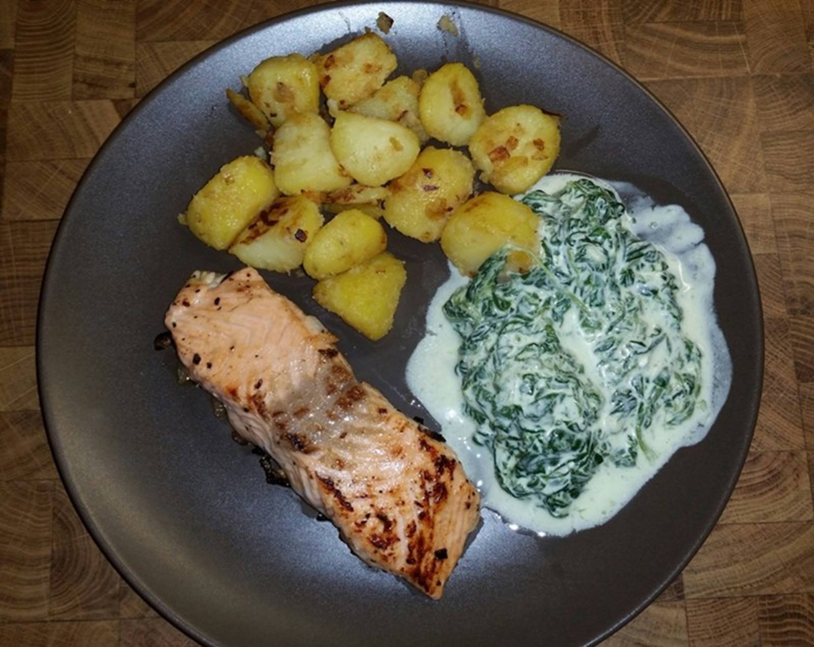 Honig-Senf-Lachsfilet mit Bratkartoffeln und Spinat