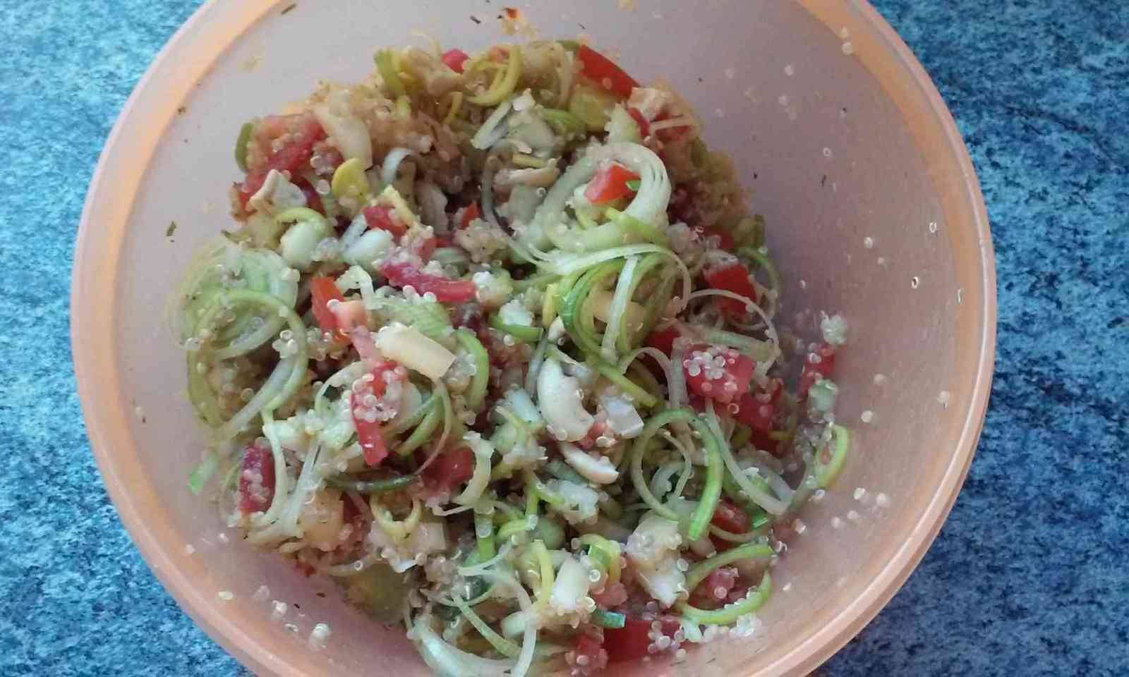 Quinoa-Salat mit Lauch, Tomaten und Paprika