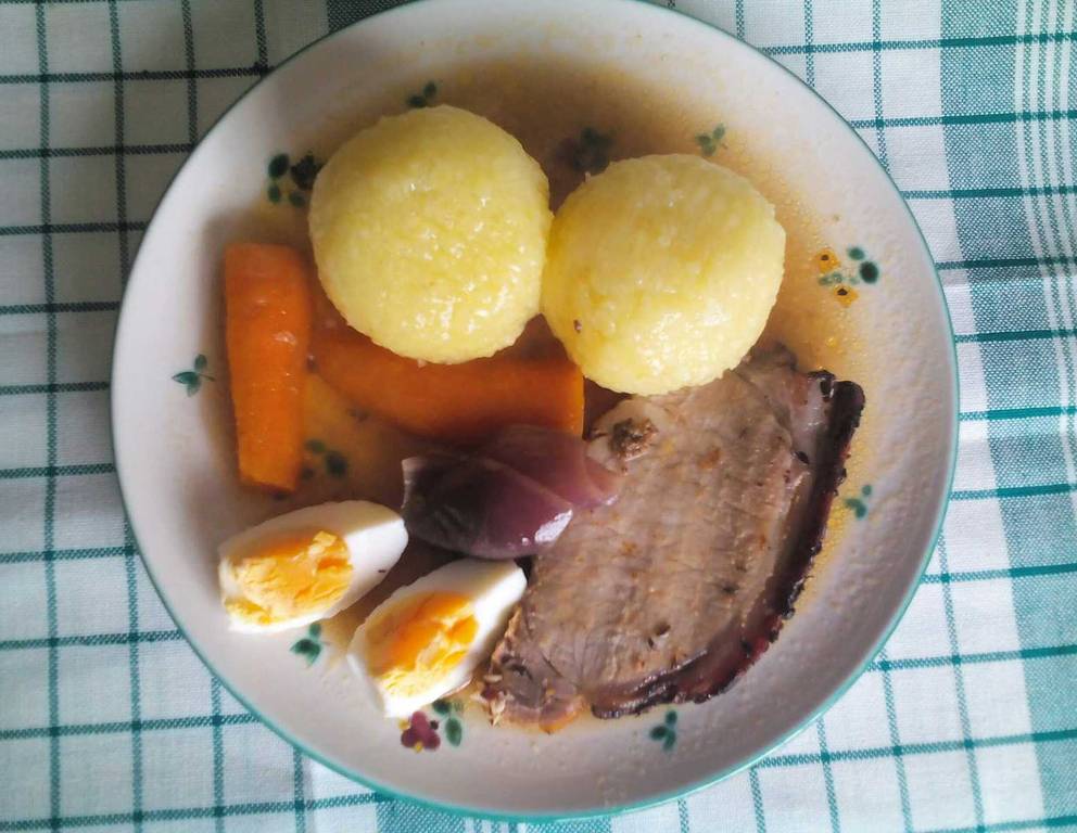 Schweinsbraten mit Zwiebeln Schweinsbraten mit Zwiebeln