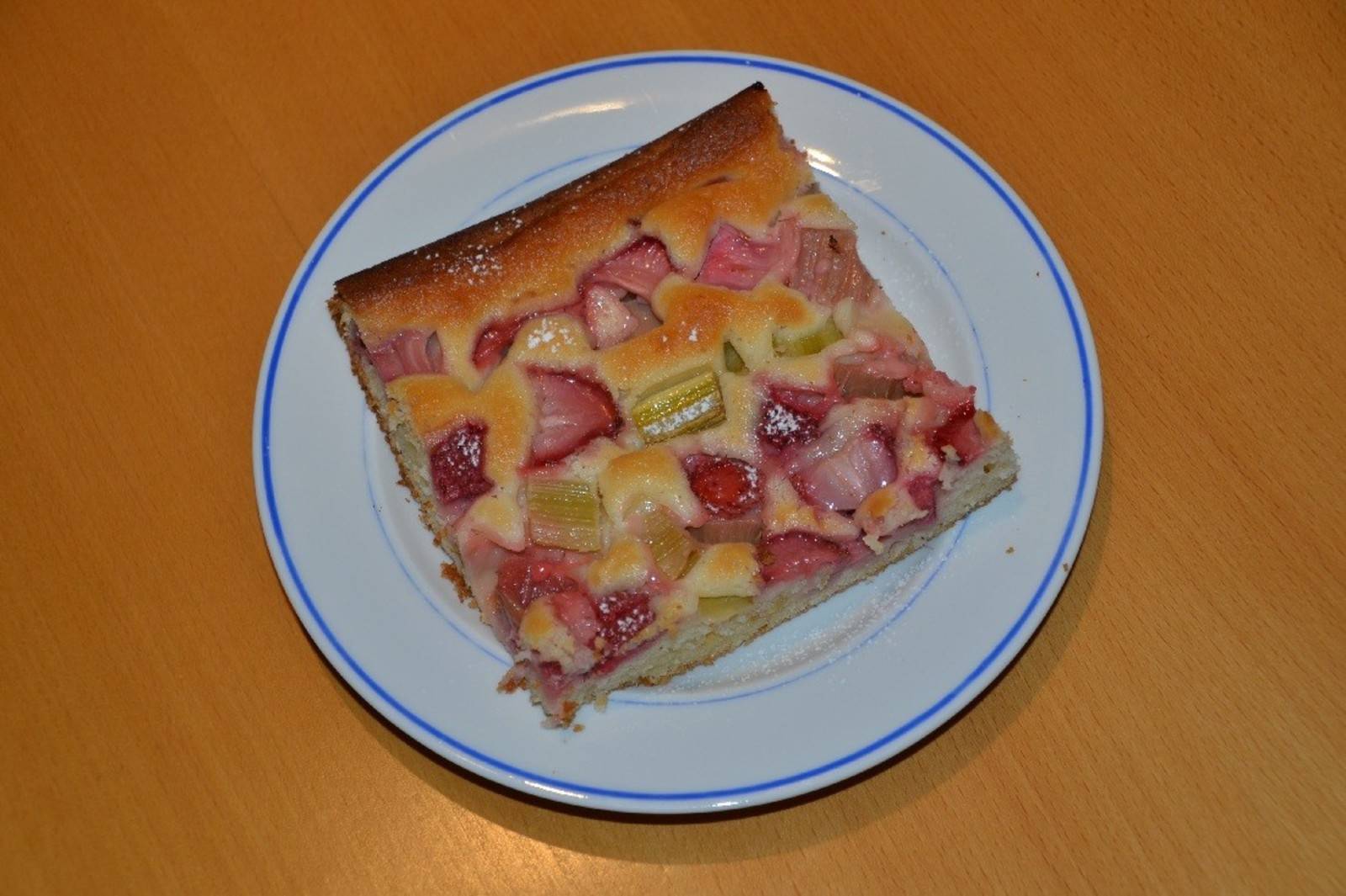 Erdbeer-Rhababer-Becherkuchen