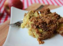 Apfel-Brotauflauf mit Kokoszucker-Streuseln Apfel-Brotauflauf mit Kokoszucker-Streuseln