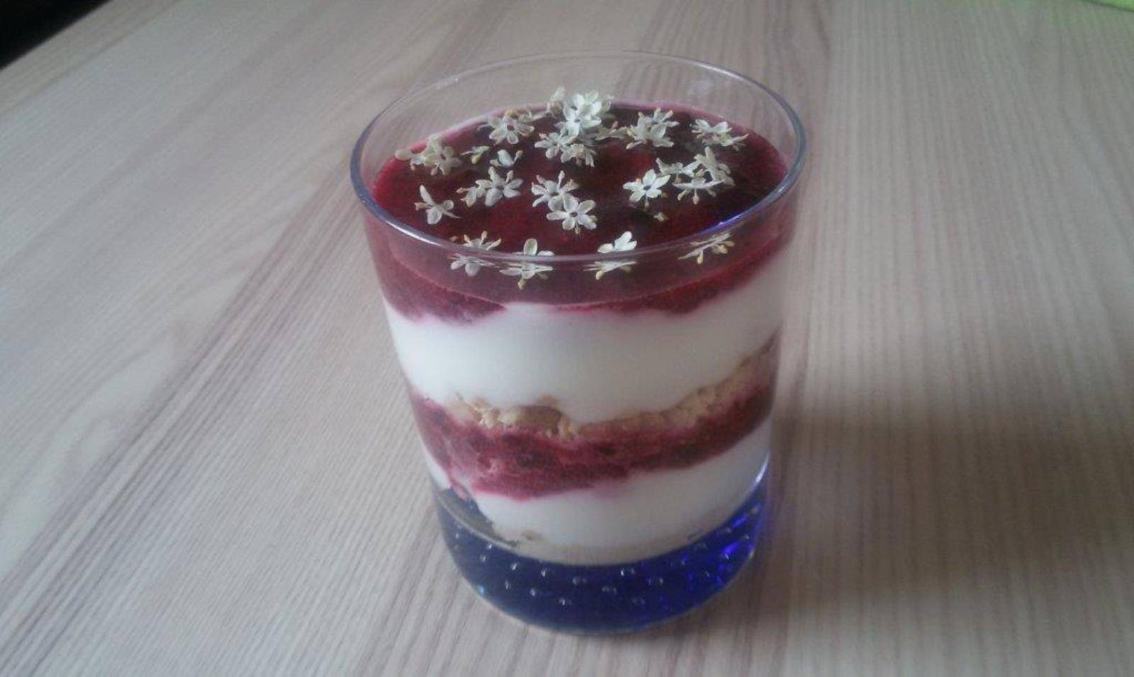 Holunderblütendessert mit Beeren